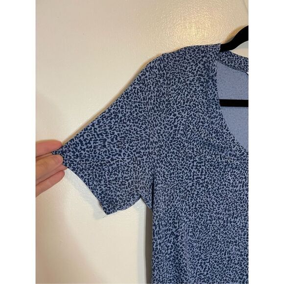 Athleta Breezy Scoop V-Neck Tee Shirt Blue Leopard Print Small - Picture 7 of 9